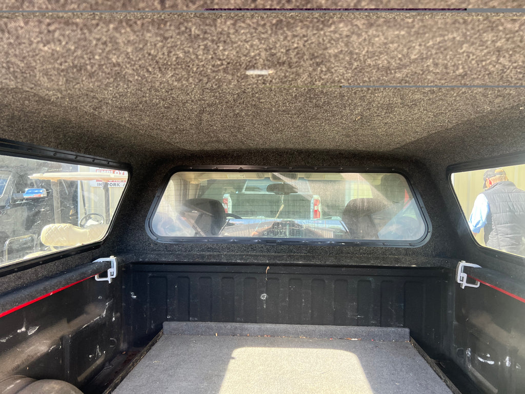 Used Chevy Silverado 1999-2006 6.5' short bed used topper LOCATION: A-1-2 CODE: CNMM0057