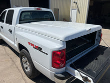 Load image into Gallery viewer, Used Dodge Dakota Short Bed 5&#39; 2005-2009 Fiberglass Lid Cap White  CODE: CNM000 Location: B-9-5