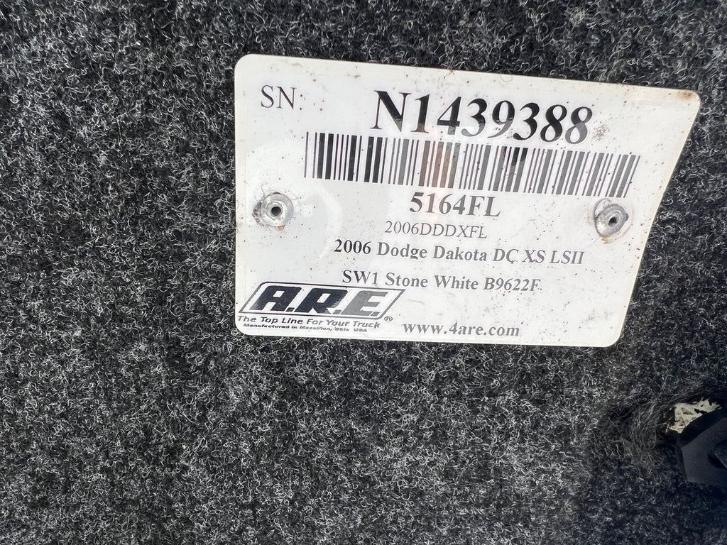 Used Dodge Dakota Short Bed 5' 2005-2009 Fiberglass Lid Cap White  CODE: CNM000 Location: B-9-5
