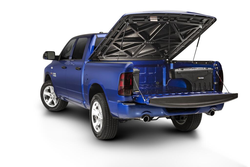 UC_SwingCase_BlueTruck_FullBed02_RT.jpg