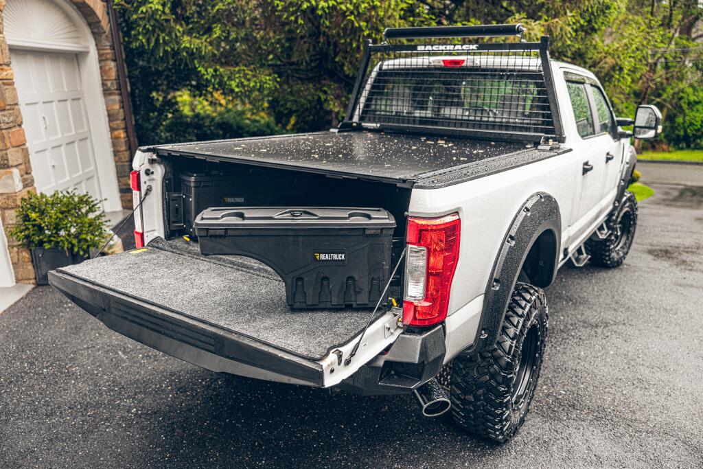 UC_Swingcase_17Ford-F250XL_passenger2_RT.jpg